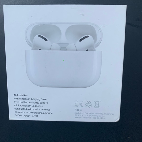 APPLE - AirPods Pro wireless charging case - Picture 12 of 14